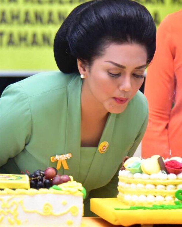 10 Potret Bella Shapira kenakan kebaya dan sanggul, anggun memesona