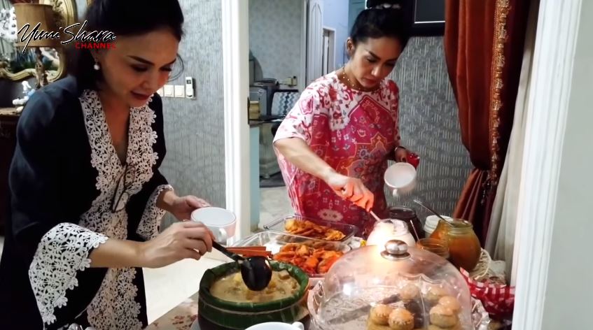 9 Momen bukber Yuni Shara bersaudara dari tahun ke tahun, menunya unik