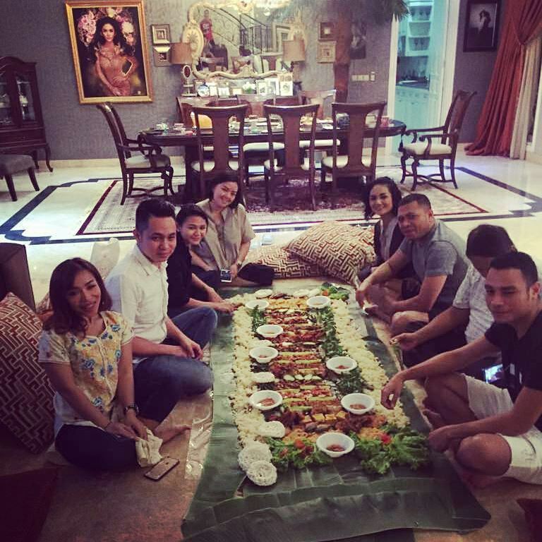 9 Momen bukber Yuni Shara bersaudara dari tahun ke tahun, menunya unik