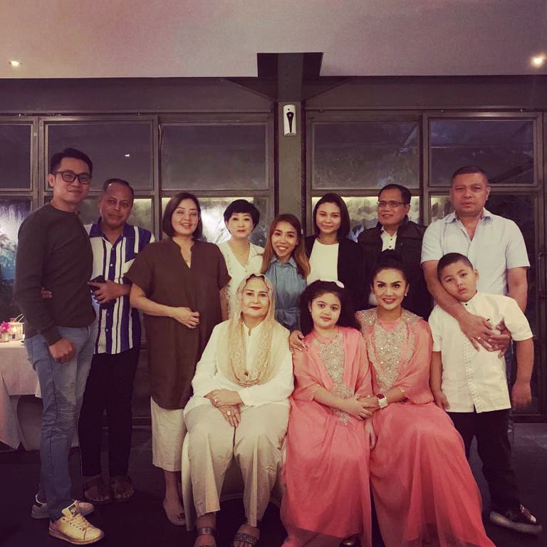 9 Momen bukber Yuni Shara bersaudara dari tahun ke tahun, menunya unik