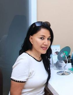 6 Potret Rita Sugiarto tampil natural, awet muda meski usia 60 tahun