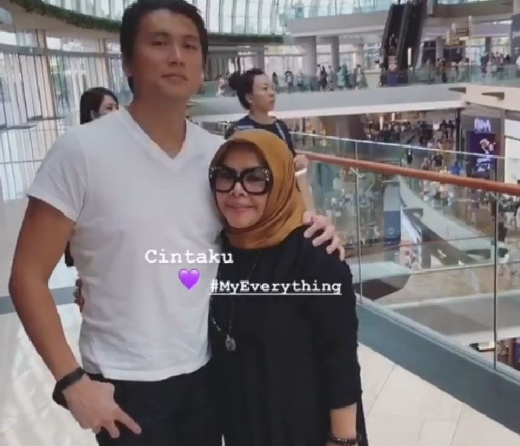 7 Potret kedekatan Reino Barack dan ibunda Syahrini, mantu idaman