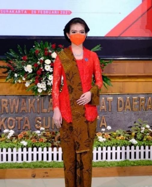 10 Beda gaya Kahiyang Ayu dan Selvi Ananda pakai kebaya, elegan