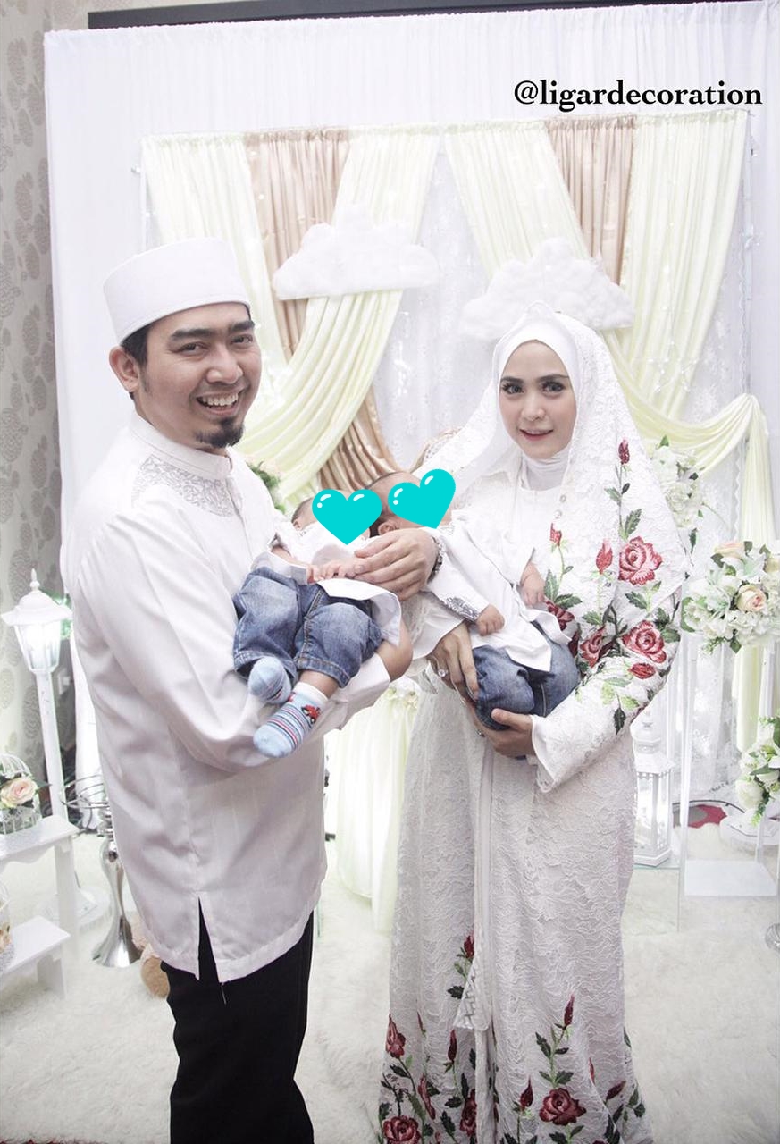 8 Momen ustaz Tanah Air tampil kompak dengan istri, pakai baju senada