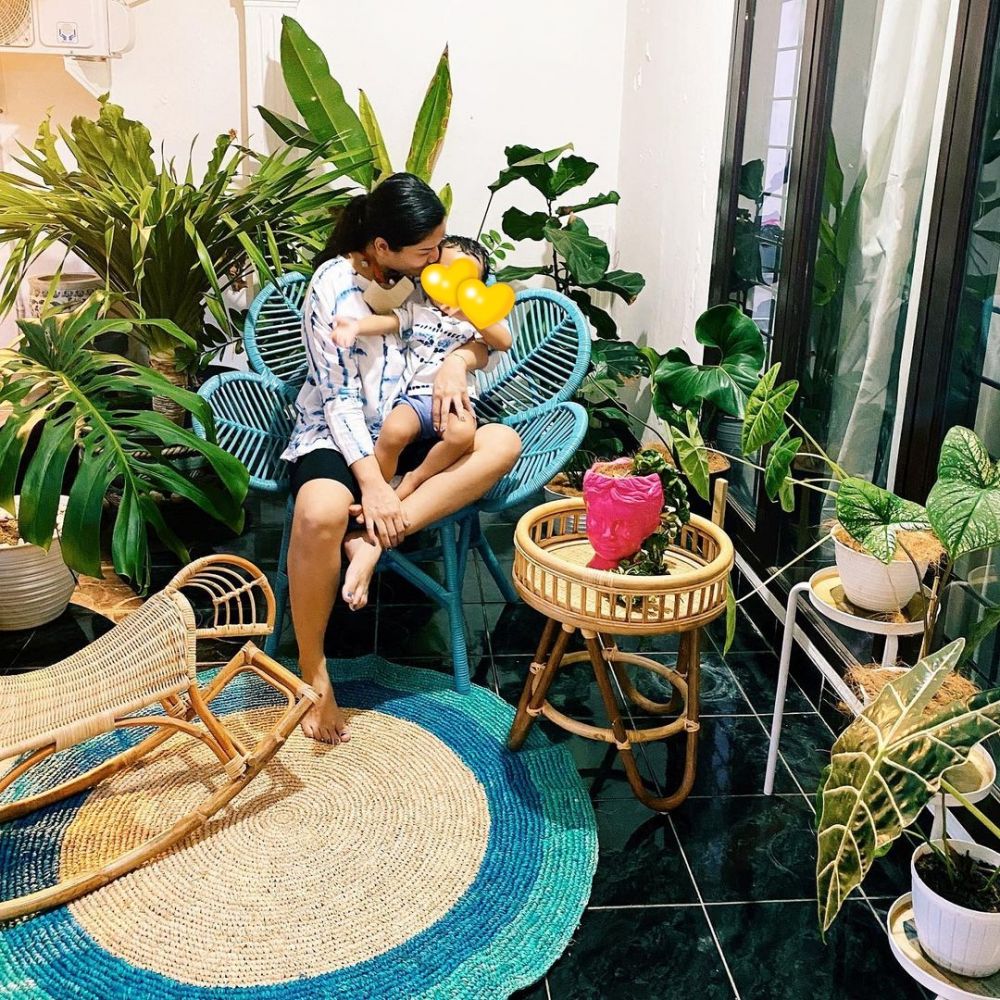 Beda gaya 8 mantan aktris Tukang Ojek Pengkolan saat momong anak