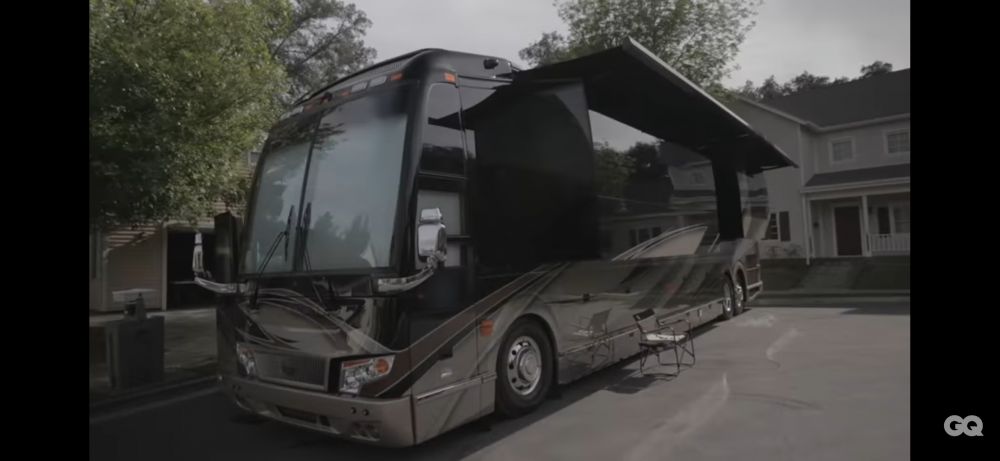 12 Penampakan mini bus milik Justin Bieber, mewah bak bintang 5
