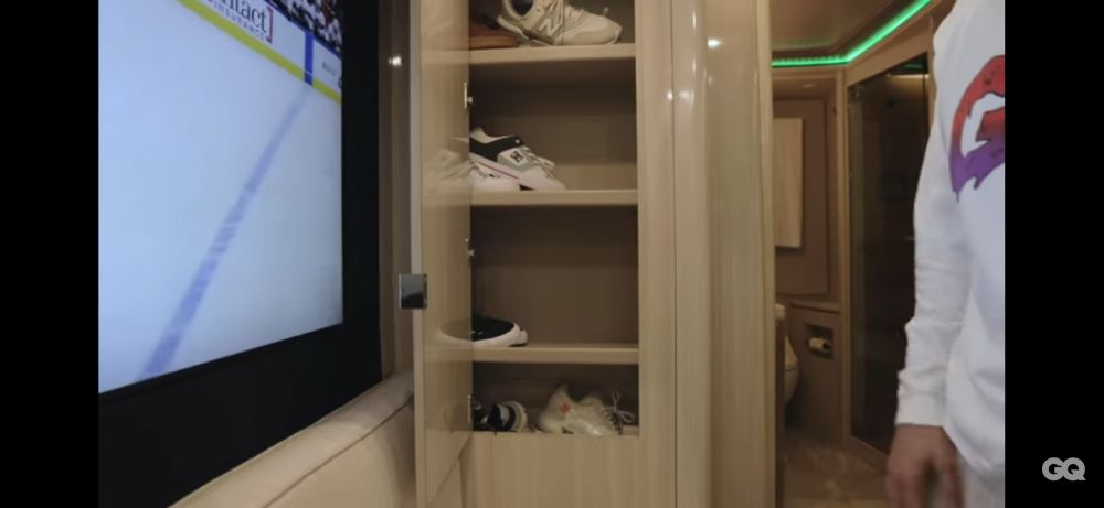 12 Penampakan mini bus milik Justin Bieber, mewah bak bintang 5