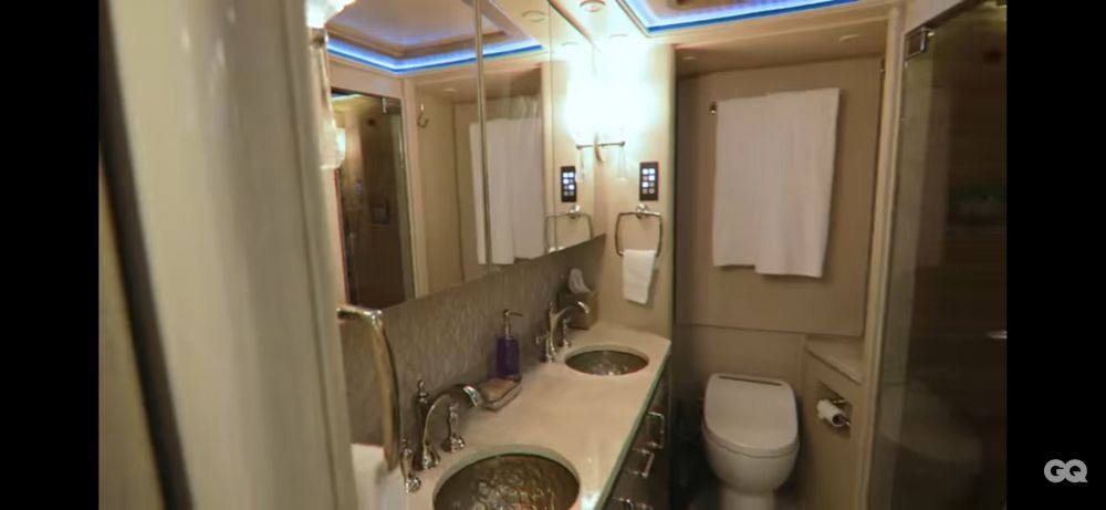 12 Penampakan mini bus milik Justin Bieber, mewah bak bintang 5