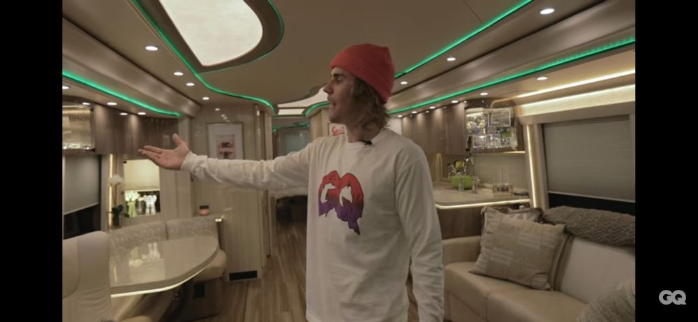 12 Penampakan mini bus milik Justin Bieber, mewah bak bintang 5
