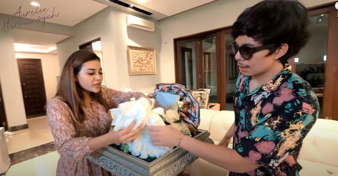 8 Momen Aurel buka seserahan dari Atta Halilintar, serba branded