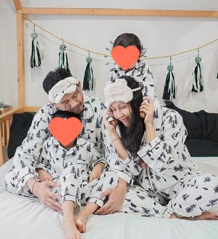 12 Gaya pemotretan keluarga Ryan Delon dan Sharena berbagai tema, unik