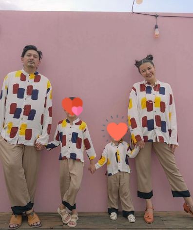 12 Gaya pemotretan keluarga Ryan Delon dan Sharena berbagai tema, unik