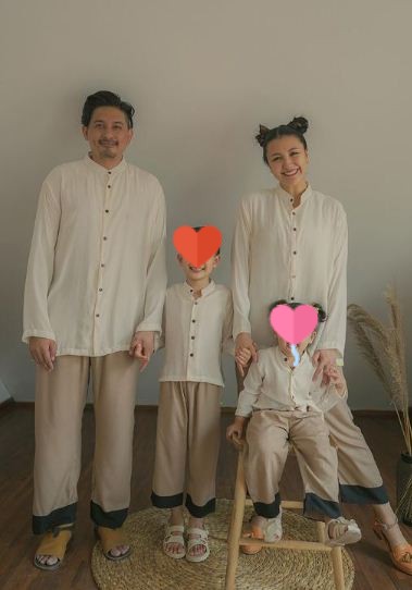 12 Gaya pemotretan keluarga Ryan Delon dan Sharena berbagai tema, unik