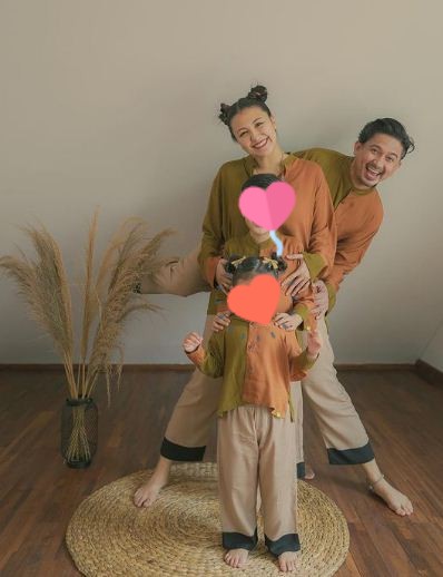 12 Gaya pemotretan keluarga Ryan Delon dan Sharena berbagai tema, unik