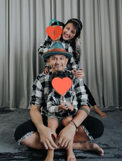 12 Gaya pemotretan keluarga Ryan Delon dan Sharena berbagai tema, unik