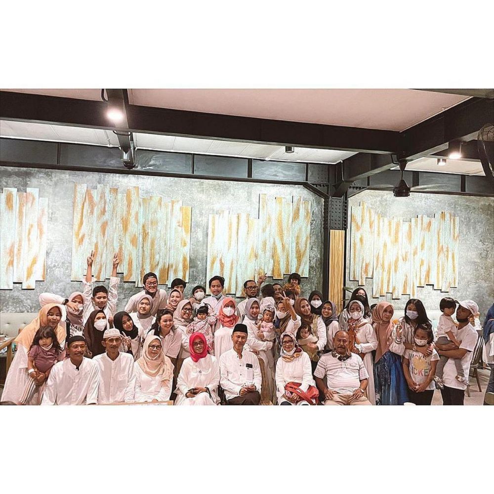 7 Momen ulang tahun Adinda Azani, dapat spanduk ucapan 'caleg'