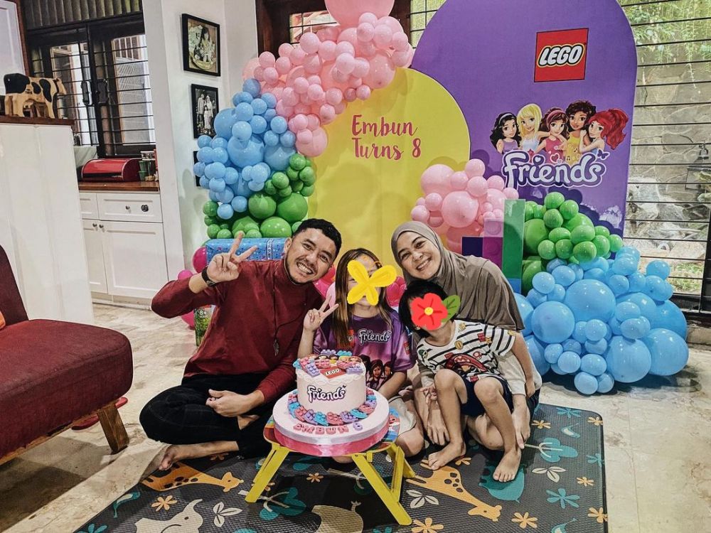 6 Momen perayaan ulang tahun Embun anak Ananda Omesh, bertema Lego