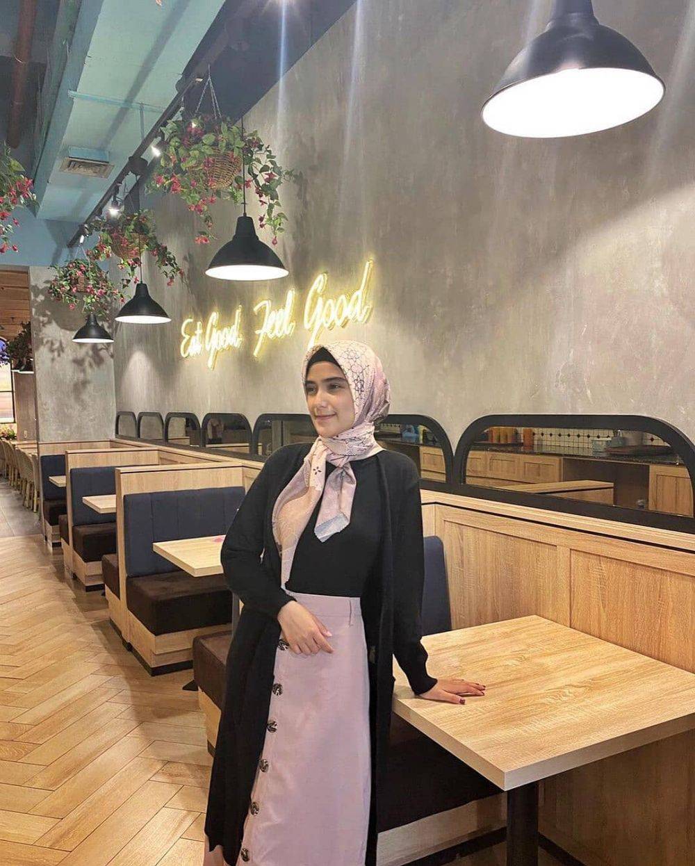 10 Beda gaya outfit Lesty Kejora dan Nadya Mustika, tetap stylish