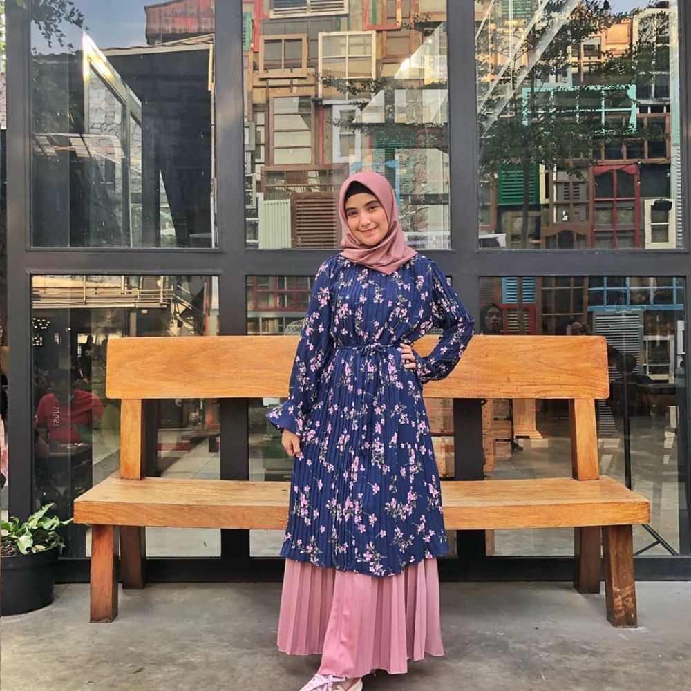 10 Beda gaya outfit Lesty Kejora dan Nadya Mustika, tetap stylish