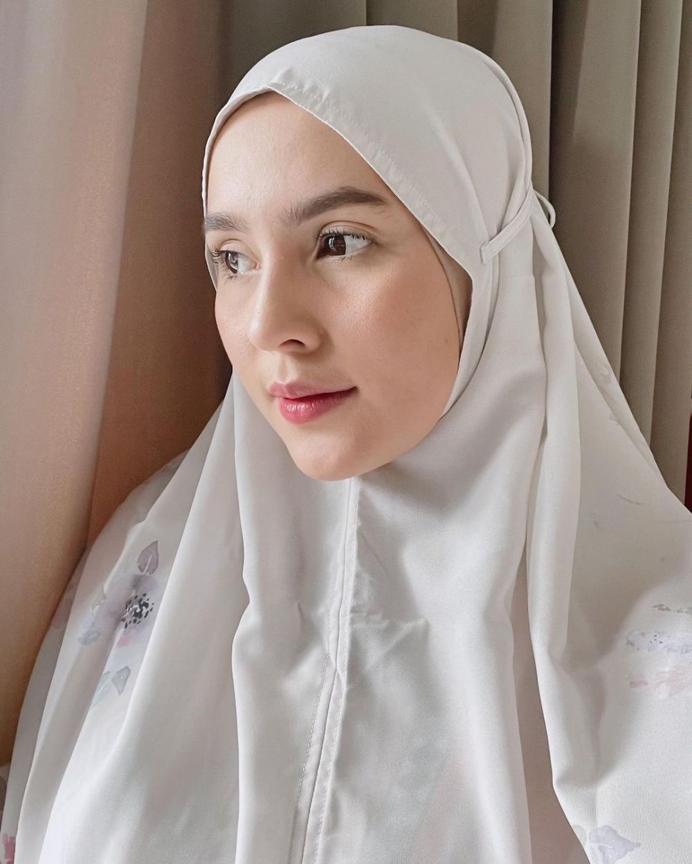 Tampil beda, ini 10 gaya Lidi Brugman istri Lucky Perdana pakai hijab