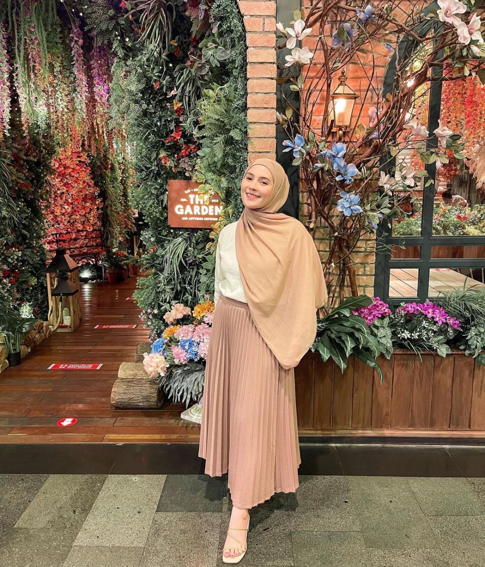 Tampil beda, ini 10 gaya Lidi Brugman istri Lucky Perdana pakai hijab