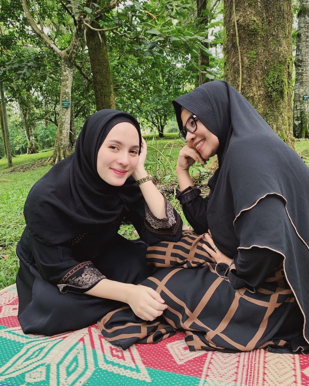 Tampil beda, ini 10 gaya Lidi Brugman istri Lucky Perdana pakai hijab