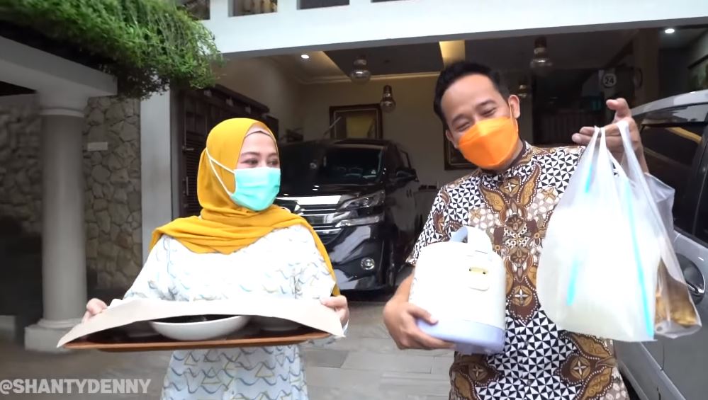 8 Momen Denny Cagur buka puasa di rumah tetangga, penuh kehangatan