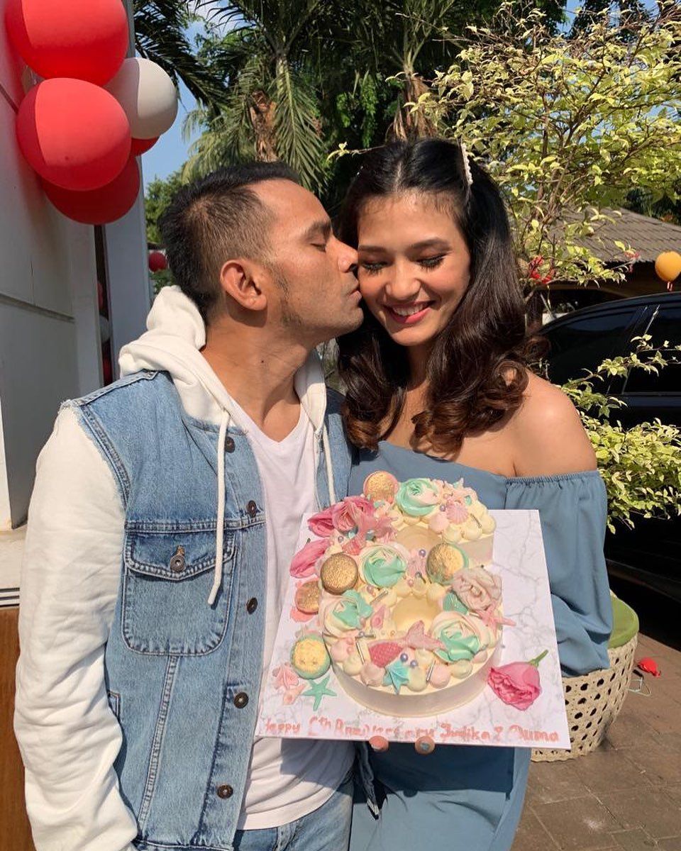 Intip kue ultah pernikahan 10 pasang seleb, punya Zaskia Gotik unik