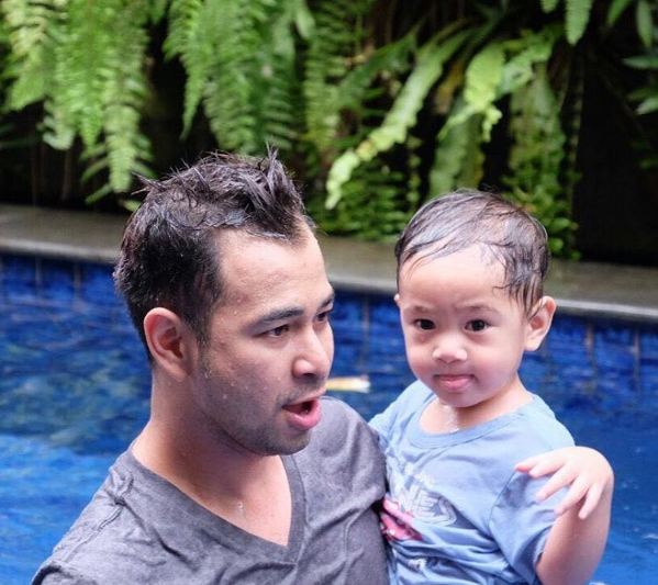 10 Beda gaya Raffi Ahmad dan Baim Wong saat momong anak