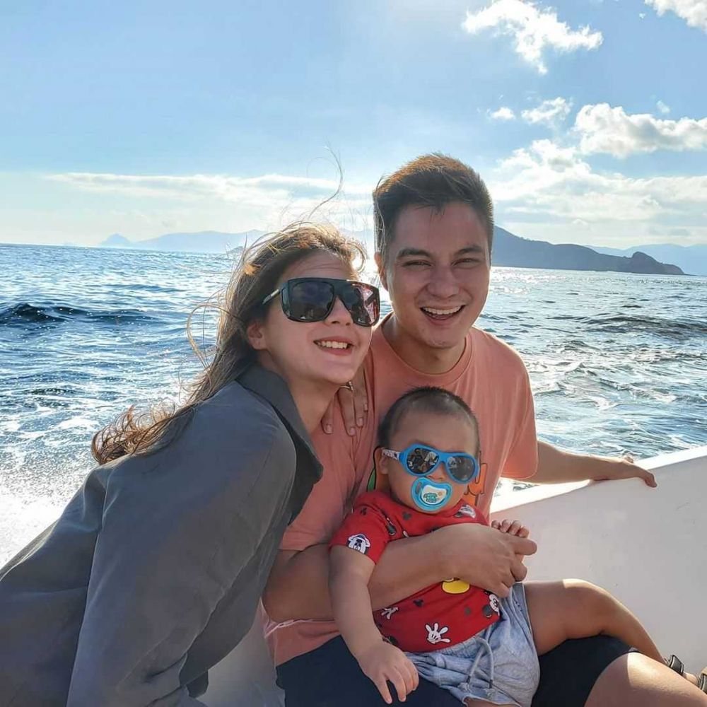 10 Beda gaya Raffi Ahmad dan Baim Wong saat momong anak