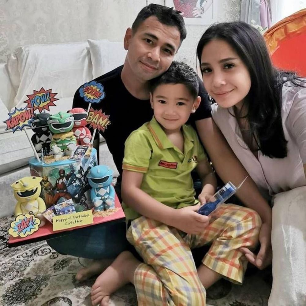 10 Beda gaya Raffi Ahmad dan Baim Wong saat momong anak