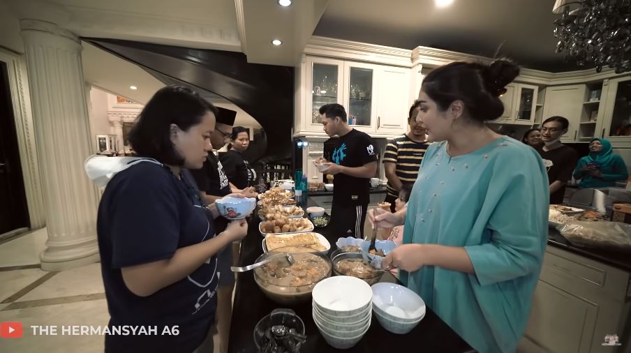 Momen buka puasa 8 seleb bersama keluarga, selalu dirindukan