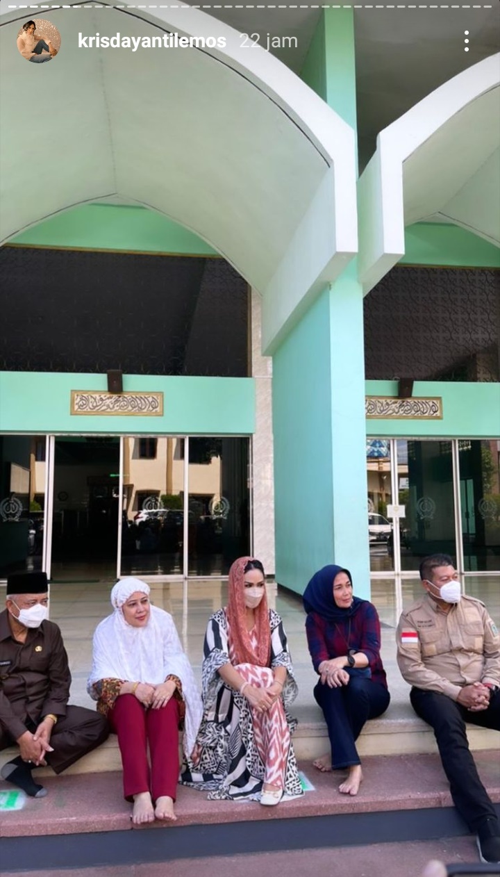 10 Potret Krisdayanti tinjau lokasi pengungsian korban gempa di Malang