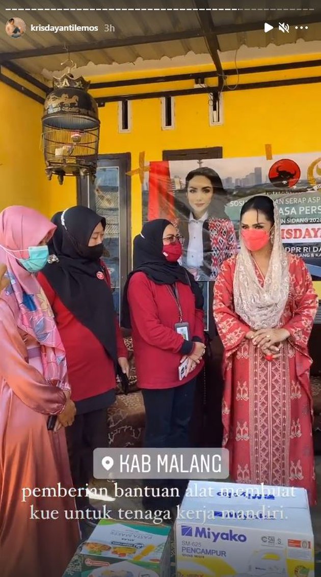 10 Potret Krisdayanti tinjau lokasi pengungsian korban gempa di Malang