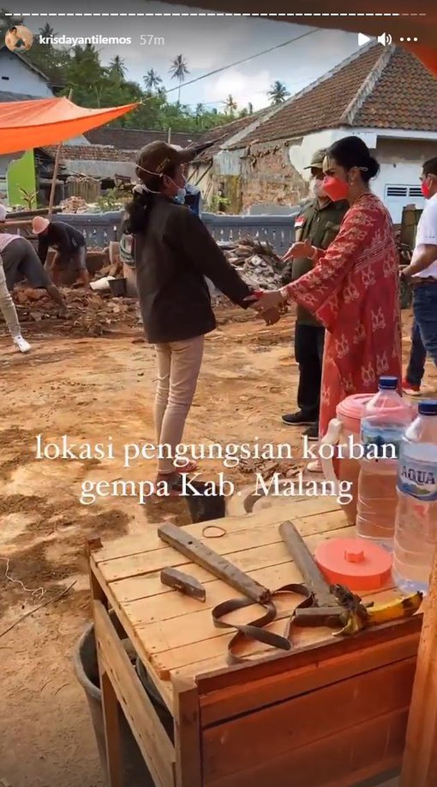 10 Potret Krisdayanti tinjau lokasi pengungsian korban gempa di Malang