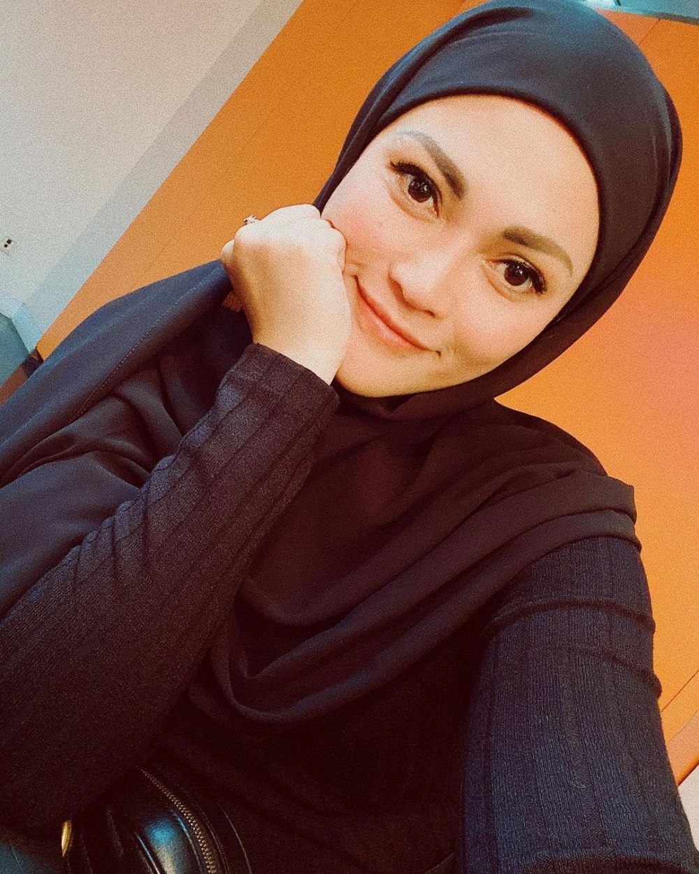 Potret 8 istri vokalis band tanpa polesan makeup, bukti cantik natural