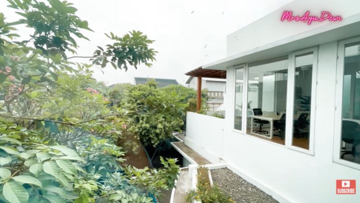 10 Potret 'rumah kedua' Luna Maya, mejanya bak di drama Korea