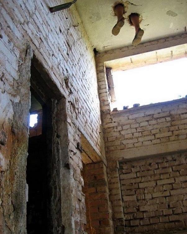 10 Aksi absurd tukang bangunan bikin dinding rumah ini kocak abis