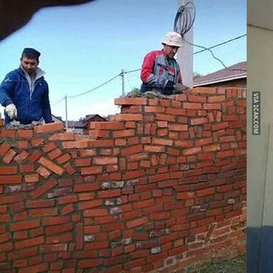 10 Aksi absurd tukang bangunan bikin dinding rumah ini kocak abis