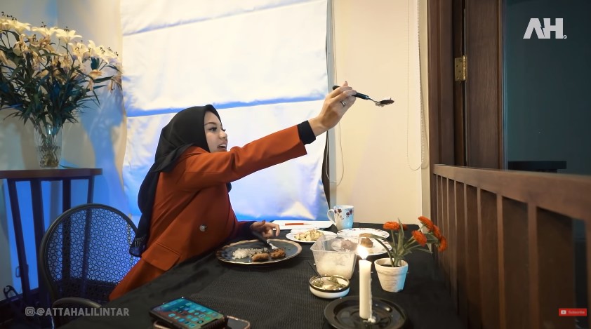 10 Momen dinner romantis Atta dan Aurel, suap-suapan dari jauh