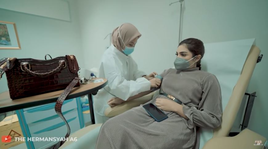 7 Momen keluarga Ashanty suntik vaksin, ekspresi Anang curi perhatian