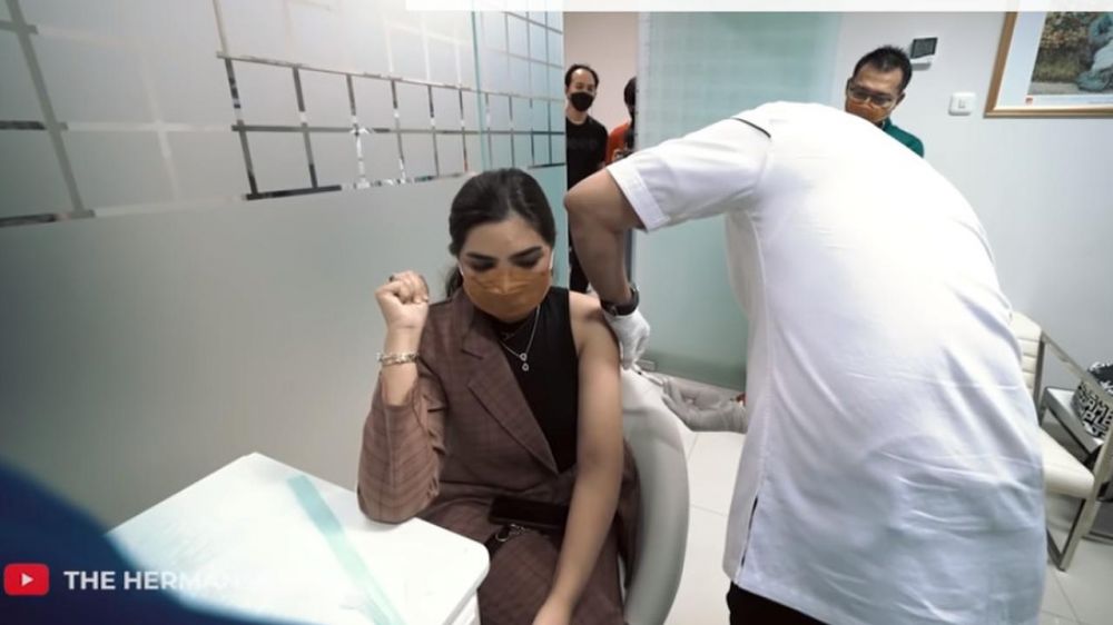 7 Momen keluarga Ashanty suntik vaksin, ekspresi Anang curi perhatian