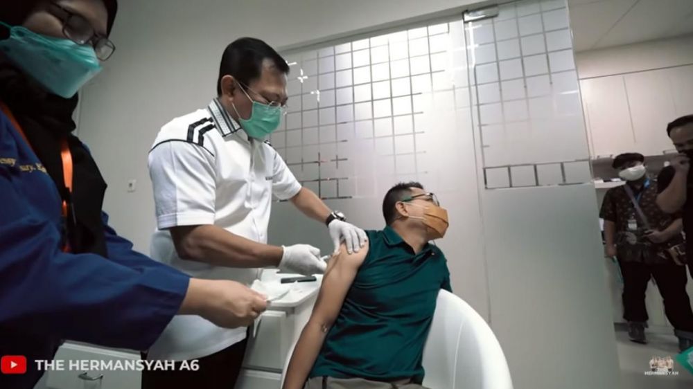 7 Momen keluarga Ashanty suntik vaksin, ekspresi Anang curi perhatian