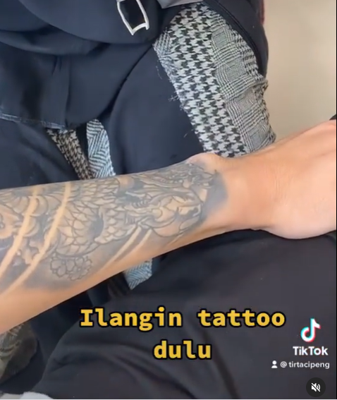 7 Momen dokter Tirta hapus tato kesayangan, turuti kemauan anak