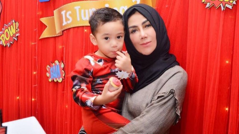 Besanan, 10 beda gaya Rieta Amilia dan Amy Qanita momong Rafathar