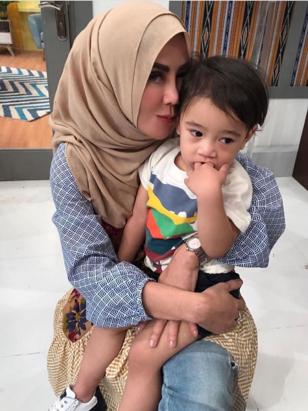 Besanan, 10 beda gaya Rieta Amilia dan Amy Qanita momong Rafathar