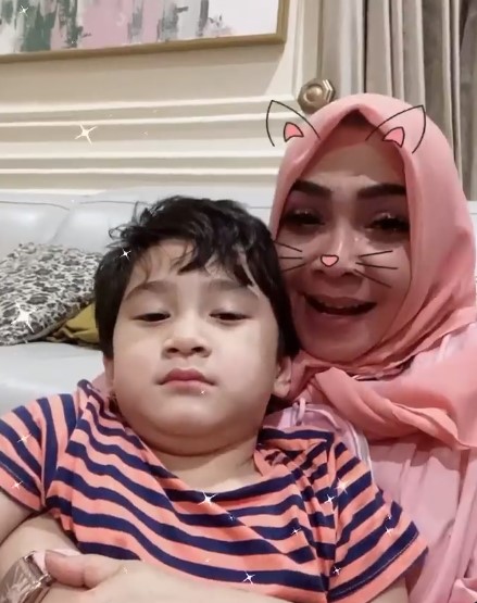 Besanan, 10 beda gaya Rieta Amilia dan Amy Qanita momong Rafathar