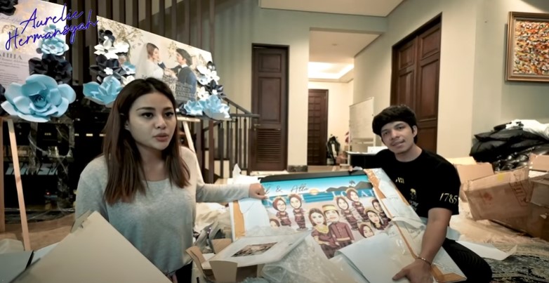 8 Momen meriah Atta dan Aurel buka kado pernikahan dari fans ibu-ibu