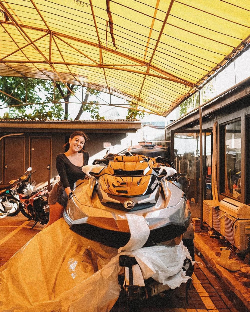 6 Potret jetski limited edition Awkarin, harganya capai Rp 500 juta