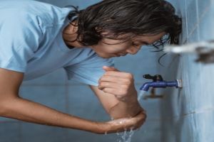 Hukum dan adab berwudhu di kamar mandi dalam ajaran Islam